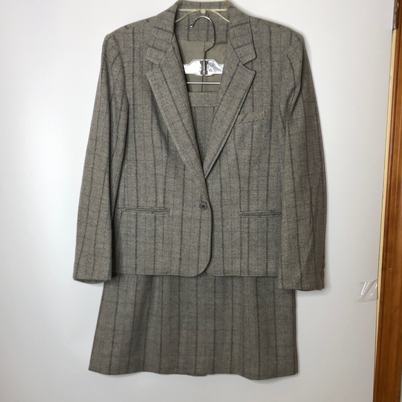 Edgeworth Clothiers Dresses & Skirts - VINTAGE Edgeworth Clothiers Women's Gray Jacket and Skirt Suit 2 piece Dress 10